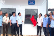 Lãnh đạo huyện Bù Đăng, tỉnh Bình Phước trao nhà cho hộ Nguyễn Quý Nhơn thôn 2, xã Nghĩa Trung. (Ảnh: NHẤT SƠN)
