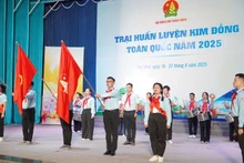Các đại biểu thực hiện nghi thức khai mạc Trại huấn luyện Kim Đồng toàn quốc năm 2025.