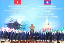 Các lãnh đạo và cựu lãnh đạo cấp cao Đảng, Nhà nước Lào chụp ảnh kỷ niệm cùng Đại sứ Việt Nam tại Lào. (Ảnh: Xuân Tú/TTXVN)