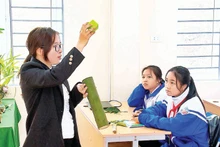 Cô giáo Đào Thị Hồng Quyên hướng dẫn học sinh trong tiết học STEM với tre tại Trường THCS thị trấn Lang Chánh (Thanh Hóa).