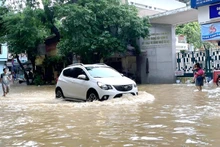 Tình trạng ngập lụt tại Hà Nội mỗi khi trời mưa lớn. (Ảnh: HUY HOÀNG)