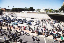 Người biểu tình chặn đường cao tốc ở Los Angeles.
