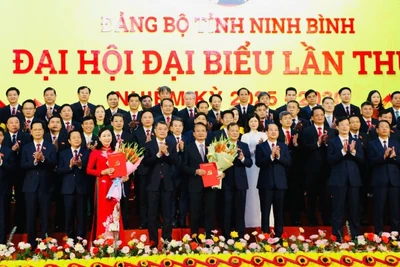 Đồng chí Lê Minh Hưng, Ủy viên Bộ Chính trị, Bí thư Trung ương Đảng, Trưởng ban Tổ chức Trung ương, trao các quyết định về công tác nhân sự và chụp ảnh cùng Ban Chấp hành Đảng bộ tỉnh Ninh Bình nhiệm kỳ 2025-2030.