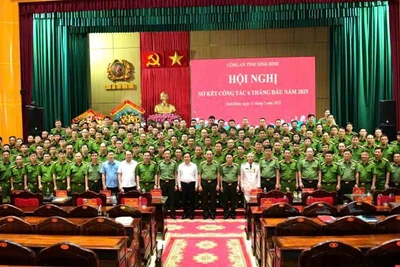 Các đồng chí lãnh đạo Bộ Công an, lãnh đạo tỉnh Ninh Bình chụp ảnh lưu niệm cùng cán bộ chiến sĩ Công an tỉnh Ninh Bình. (Ảnh: THANH THUỶ)