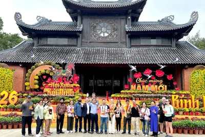 Ngành du lịch Ninh Bình cùng đại diện các đơn vị tặng hoa, chào đón những vị khách đầu tiên đến với chùa Bái Đính.