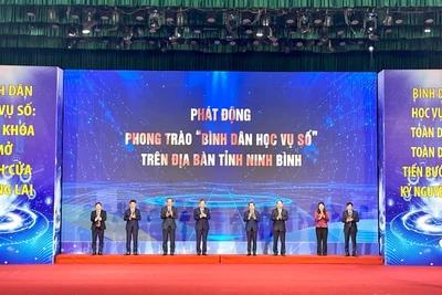 Các đại biểu thực hiện nghi thức bấm nút phát động phong trào "Bình dân học vụ số" tỉnh Ninh Bình.