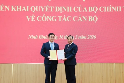 Đồng chí Hoàng Trung Dũng, Ủy viên Trung ương Đảng, Phó Trưởng Ban Thường trực Ban Tổ chức Trung ương, trao quyết định cho đồng chí Trần Đăng Quỳnh, Ủy viên Dự khuyết Trung ương Đảng, Phó Bí thư Tỉnh ủy Ninh Bình. (Ảnh: ĐỨC LAM)