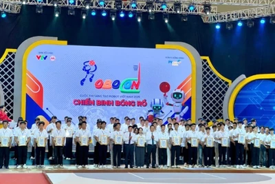 Ban tổ chức trao giấy chứng nhận tham dự vòng chung kết Cuộc thi Robocon Việt Nam năm 2025 cho 32 đội tuyển.