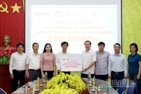 Đại diện Quỹ "Khởi sự từ tâm" trao 2 tỷ đồng hỗ trợ khắc phục hậu quả bão số 10 cho đại diện lãnh đạo xã Chiêm Hóa dưới sự chứng kiến của Ủy ban Mặt trận Tổ quốc Việt Nam tỉnh và Văn phòng đại diện Báo Nhân Dân tại Tuyên Quang.