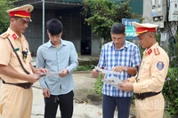 Cán bộ, chiến sĩ Trạm Cảnh sát giao thông Hàm Yên, Công an tỉnh Tuyên Quang tuyên truyền các quy định bảo đảm trật tự an toàn giao thông cho người dân.