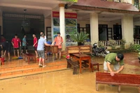 Thầy giáo và các em học sinh trường THCS Yên Biên, phường Hà Giang 2 khẩn trương dọn dẹp cơ sở vật chất sau lũ. (Ảnh: KHÁNH TOÀN)