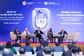 Các diễn giả tham dự Tọa đàm "Thúc đẩy hợp tác quốc tế trong phòng ngừa và đấu tranh tội phạm mạng: Cách tiếp cận quốc gia trong triển khai Công ước về chống tội phạm mạng”. (Ảnh: Bộ Ngoại giao)
