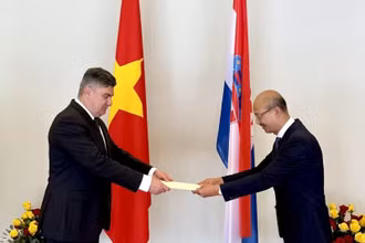 Đại sứ Việt Nam tại Croatia Bùi Lê Thái trình Thư ủy nhiệm của Chủ tịch nước Cộng hòa xã hội chủ nghĩa Việt Nam lên Tổng thống Cộng hòa Croatia Zoran Milanovíc. (Ảnh: Đại sứ quán Việt Nam tại Croatia)