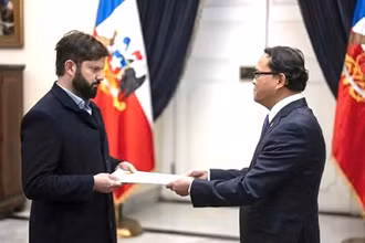 Đại sứ Nguyễn Việt Cường trình Quốc thư lên Tổng thống Cộng hòa Chile Gabriel Boric Font. (Ảnh: Đại sứ quán Việt Nam tại Chile)
