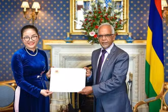 Đại sứ Trần Thị Thu Thìn đã trình Thư ủy nhiệm lên Tổng thống Cộng hòa Mauritius Dharambeer Gokhool. (Ảnh: Đại sứ quán Việt Nam tại Mozambique)