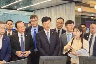Đoàn công tác tham quan Khu không gian Công nghệ cao AI và Robot tại Thung lũng Công nghệ cao Pangyo. (Ảnh: Hiệp hội Doanh nhân và Đầu tư Việt Nam-Hàn Quốc)