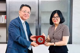 Tổng lãnh sự Việt Nam tại Busan Đoàn Phương Lan và ông Chang Ho Ick, Chủ tịch Hội Những người yêu Việt Nam tại Hàn Quốc. (Ảnh: Tổng lãnh sự quán Việt Nam tại Busan, Hàn Quốc)