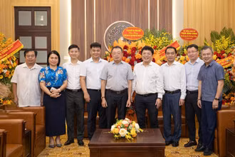 Đoàn Ủy ban Kiểm tra Trung ương do đồng chí Hoàng Văn Trà, Ủy viên Trung ương Đảng, Phó Chủ nhiệm Ủy ban dẫn đầu sang thăm, chúc mừng Báo Nhân Dân nhân kỷ niệm 100 năm Ngày Báo chí Cách mạng Việt Nam.
