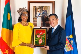 Đại sứ Vũ Trung Mỹ trao quà kỷ niệm tặng Toàn quyền Grenada, bà Cecile La Grenade. (Ảnh: Đại sứ quán Việt Nam tại Venezuela)