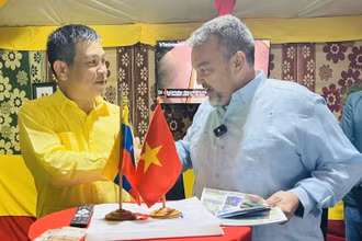 Đại sứ Vũ Trung Mỹ tiếp, trao đổi với Thị trưởng Rafael Torrealba tại gian hàng Việt Nam tại Hội chợ quốc tế Páez 2025. (Ảnh: Đại sứ quán Việt Nam tại Venezuela)