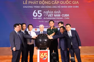 Chủ tịch Ủy ban Trung ương Mặt trận Tổ quốc Việt Nam Đỗ Văn Chiến cùng các đại biểu bấm nút phát động chương trình vận động ủng hộ nhân dân Cuba với chủ đề "65 năm nghĩa tình Việt Nam-Cuba". (Ảnh: Báo Đại đoàn kết)