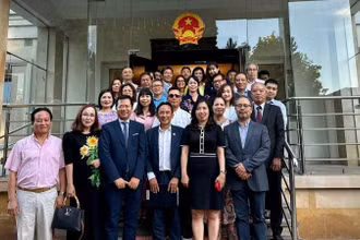 Thứ trưởng Lê Thị Thu Hằng gặp gỡ các tổ chức người Việt tại Ba Lan. (Ảnh: Ủy ban Nhà nước về người Việt Nam ở nước ngoài)
