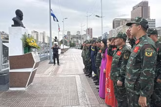 Đoàn cứu hộ, cứu nạn Việt Nam và cán bộ Đại sứ quán Việt Nam tại Venezuela dâng hoa tưởng nhớ Chủ tịch Hồ Chí Minh tại Tượng đài Hồ Chí Minh trên Đại lộ Simón Bolívar ở Thủ đô Caracas, Venezuela. (Ảnh: Đại sứ quán Việt Nam tại Venezuela)