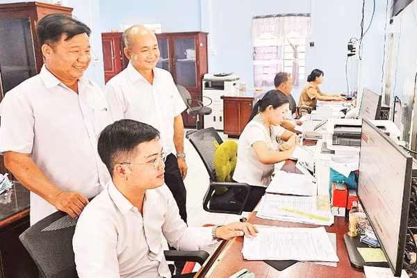 Cán bộ, công chức làm việc tại Trung tâm Phục vụ hành chính công, xã Vĩnh Tường.