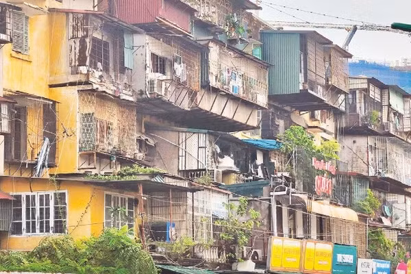 Một tòa chung cư cũ trong Khu tập thể Thành Công, Hà Nội.