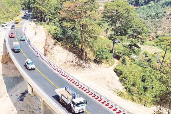 Lâm Đồng chú trọng nâng cấp, phát triển hạ tầng giao thông phục vụ phát triển kinh tế-xã hội.
