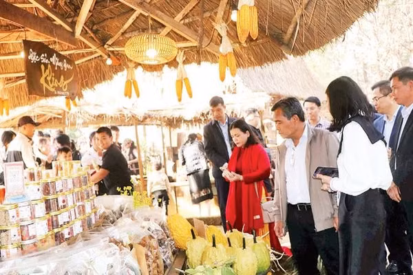 1. Du khách tham quan gian hàng đặc sản địa phương tại hội chợ OCOP.