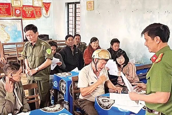 Lực lượng Công an tỉnh Gia Lai tuyên truyền người dân nâng cao tinh thần tố giác tội phạm trên địa bàn tỉnh.