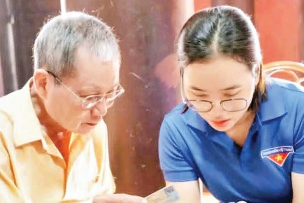 Các “Tổ công nghệ số cộng đồng” giúp cán bộ cơ sở thực hành ngay trên ứng dụng của thiết bị.