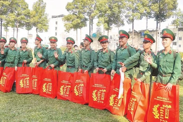 Hạ sĩ quan-binh sĩ chia tay đơn vị trở về địa phương.