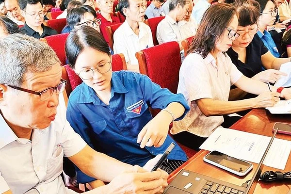 Đoàn Thanh niên phường Văn Miếu-Quốc Tử Giám hỗ trợ cán bộ chi bộ, tổ dân phố trong đẩy mạnh chuyển đổi số trên địa bàn. (Ảnh BẢO LÂM)