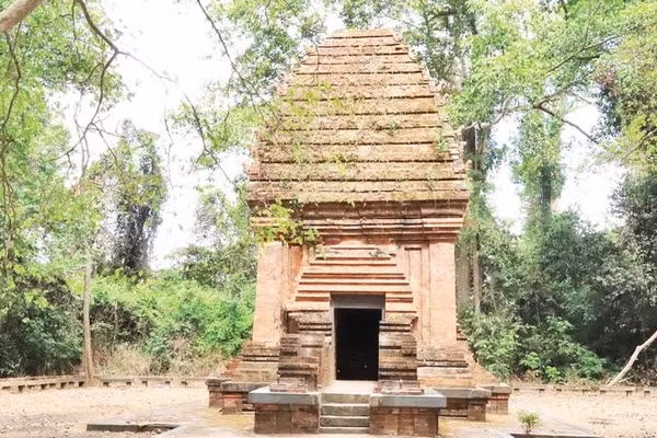 Tháp Yang Prong (Thần lớn) hay còn được người dân địa phương gọi là tháp Chàm Rừng xanh nằm ở thôn 5, xã Ea Rốk, tỉnh Đắk Lắk.