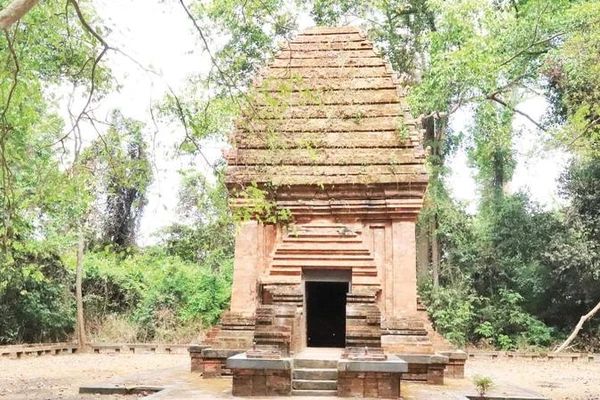 Tháp Yang Prong (Thần lớn) hay còn được người dân địa phương gọi là tháp Chàm Rừng xanh nằm ở thôn 5, xã Ea Rốk, tỉnh Đắk Lắk.