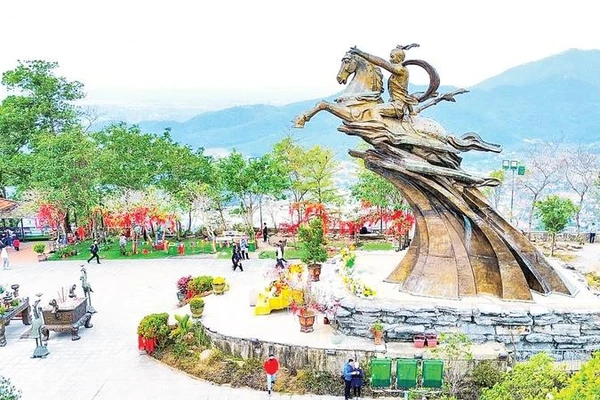 Quần thể di tích đền Sóc, tượng đài Thánh Gióng là một trong những địa chỉ thu hút khách du lịch trong dịp lễ hội đầu năm.