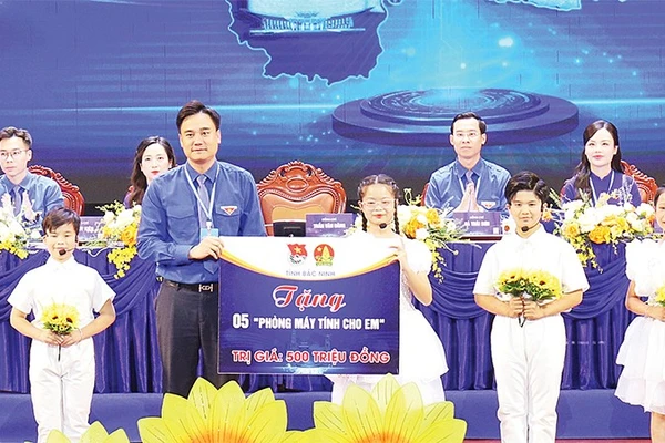 Tỉnh đoàn Bắc Ninh trao 5 “phòng tin học cho em” tặng thiếu nhi.