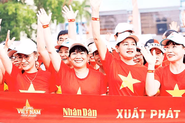 Người dân tỉnh Đồng Nai tham gia chương trình “1 tỷ bước chân tiến vào kỷ nguyên mới”. (Ảnh THIÊN VƯƠNG)