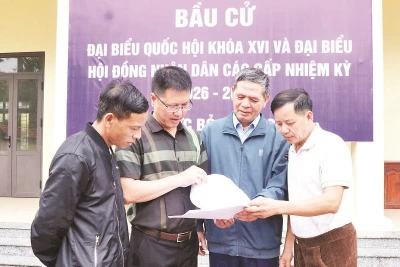 Rà soát danh sách cử tri được niêm yết công khai tại Nhà văn hóa tổ dân phố Dương Sơn, phường Tam Sơn, tỉnh Bắc Ninh.