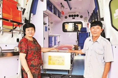 Bên trong xe cứu thương được trang bị dụng cụ phục vụ sơ, cấp cứu cho bệnh nhân.