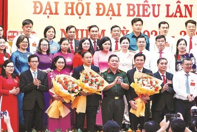 Ban Chấp hành Đảng bộ phường Vũng Tàu nhiệm kỳ 2025-2030 ra mắt tại Đại hội đại biểu lần thứ I.