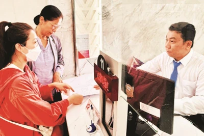 Cán bộ Trung tâm phục vụ hành chính công phường Sài Gòn hỗ trợ và tư vấn cho người dân về thủ tục trích lục giấy đăng ký kết hôn cũng như một số thủ tục hành chính khác.