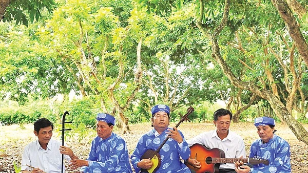 Các nghệ nhân Câu lạc bộ Đờn ca tài tử phường Hiệp Thành, tỉnh Cà Mau truyền dạy nghề cho các thành viên mới. (Ảnh: TTXVN)