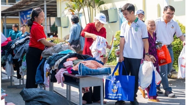 Đội ngũ nhân viên Tiger Beer trao tặng những phần quà ý nghĩa đến người dân có hoàn cảnh khó khăn tại nhiều tỉnh, thành phố trên cả nước.