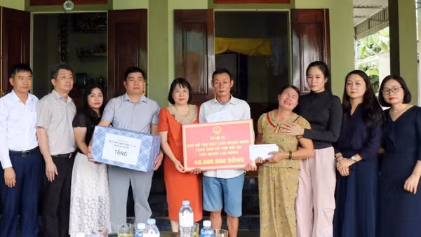 Đại diện Quỹ Hỗ trợ lao động ngoài nước và Đoàn công tác trao hỗ trợ đến thân nhân anh Trần Văn Quân.