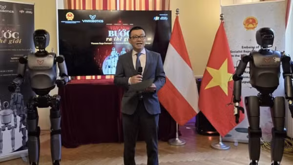 Đại sứ Việt Nam tại Áo Vũ Lê Thái Hoàng phát biểu khai mạc sự kiện.(Ảnh: TTXVN)