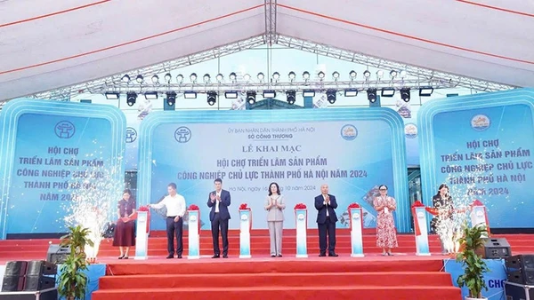 Nghi lễ cắt băng khai mạc hội chợ.