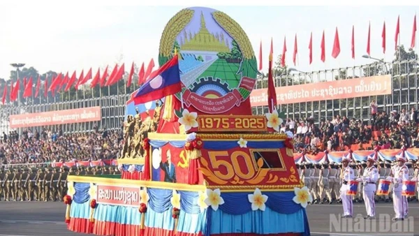 Khối diễu hành mang biểu tượng kỷ niệm 50 năm Quốc khánh Lào tại buổi tổng duyệt lễ diễu binh, diễu hành chào mừng 50 năm Quốc khánh nước Cộng hòa Dân chủ nhân dân Lào (2/12/1975-2/12/2025).
